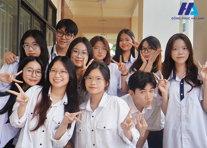 Đồng phục THPT chuyên Nguyễn Huệ thiết kế thanh lịch phù hợp với các bạn học sinh