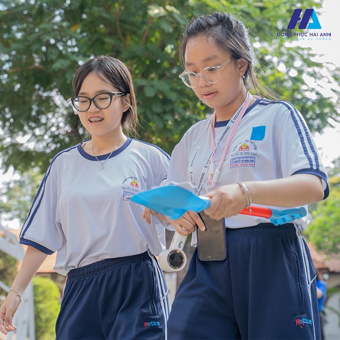 THPT Nguyễn Thị Minh Khai đồng phục thể dục năn động và dễ dàng hoạt động
