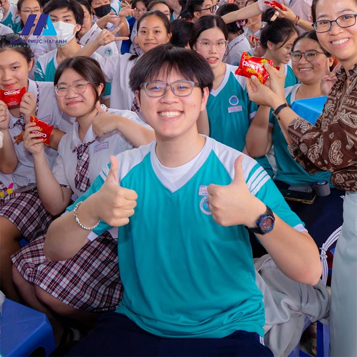 Mẫu đồ hàng ngày của học sinh trường THPT Trần Phú là áo sơ mi trắng có pha xanh đen ở phần tay áo