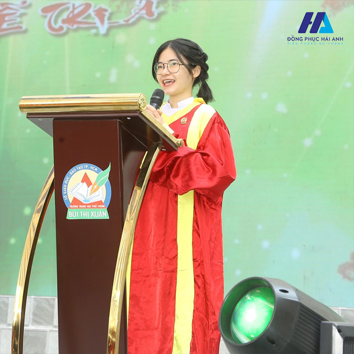 Đồng phục tốt nghiệp trường Bùi Thị Xuân rực rỡ và trưởng thành