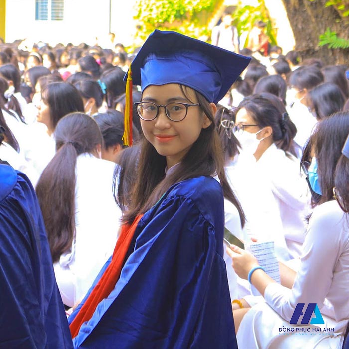 Áo tốt nghiệp đồng phục được trường Nguyễn Khuyến chuẩn bị cực kỳ cẩn thận cho từng học sinh