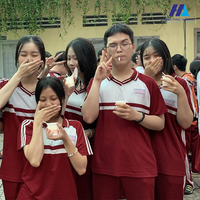 Đồng phục Nguyễn Trung Trực thể dục có tông màu đỏ phối trắng