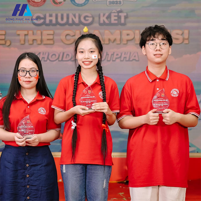 Áo Polo đồng phục ngoại thương có thiết kế màu sắc trẻ trung cùng logo in trên ngực