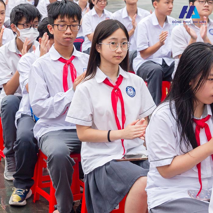 Đồng phục của các em học sinh THCS Chu Văn An mang màu trắng trong sáng, ngây thơ