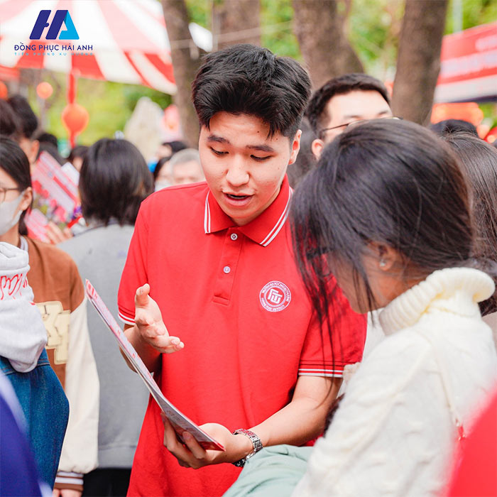 Đỏ và trắng là hai màu sắc quen thuộc trong những mẫu áo đồng phục FTU