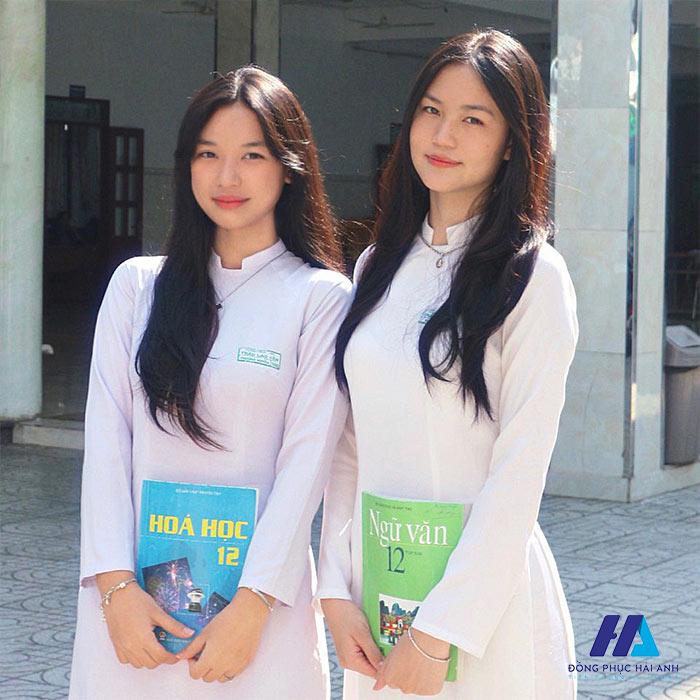 Giống như cơ sở vật chất của trường, Đồng phục trường Trần Cao Vân cũng được chuẩn bị cực cẩn thận