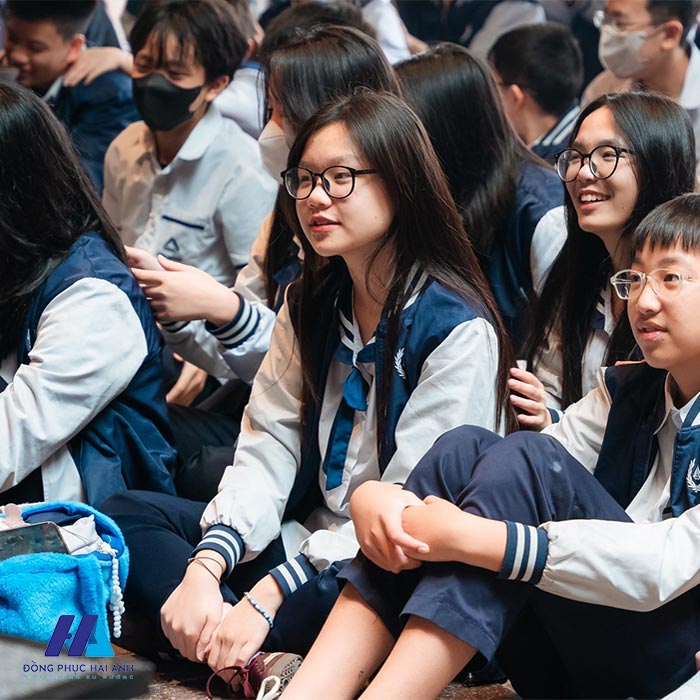 Hai mẫu áo khoác đồng phục Lương Thế Vinh Hà Nội giúp các em có thể thoải mái thay đổi
