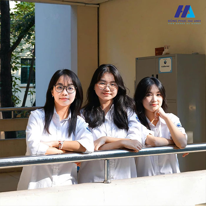 Áo sơ mi đồng phục chuyên ngoại ngữ được may bằng chất liệu vải kate mềm mịn, thoáng mát, ít nhăn và dễ giặt, dễ bảo quản