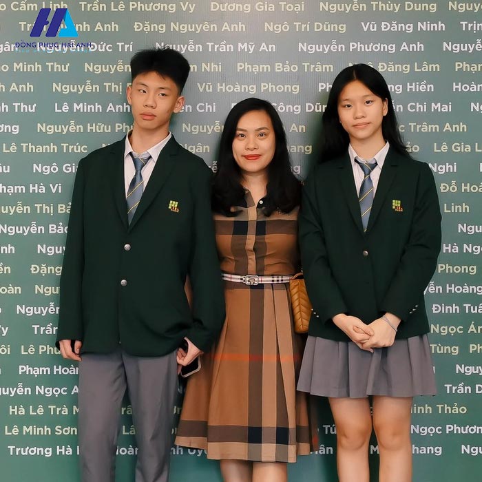 Trường Nguyễn Bỉnh Khiêm đặc biệt thiết kế cho cho học sinh mẫu áo vest màu đỏ nổi bật
