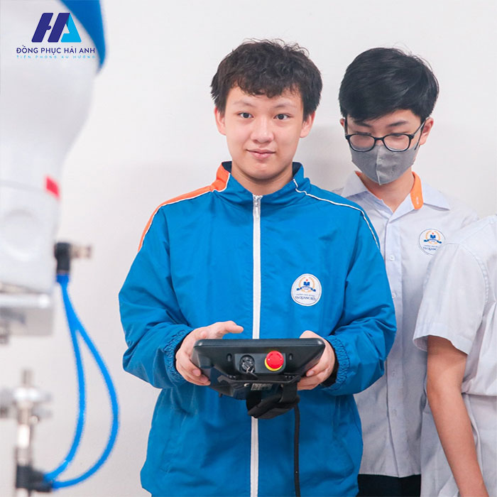 Mẫu áo khoác gió đồng phục Tạ Quang Bửu giúp các em giữ ấm hiệu quả khi mùa đông đến