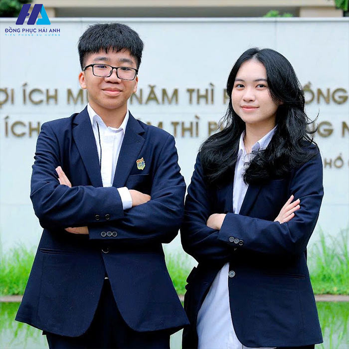 Áo vest phối cùng áo sơ mi trang phục học sinh giúp vẻ ngoài học sinh trưởng thành