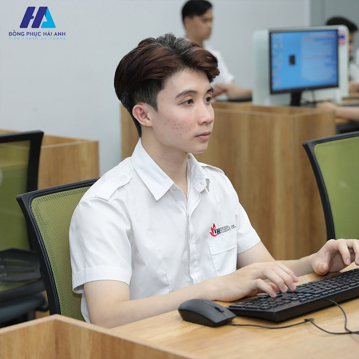 Thiết kế lịch lãm, trưởng thành của đồng phục nam Đại học Công Nghiệp HCM