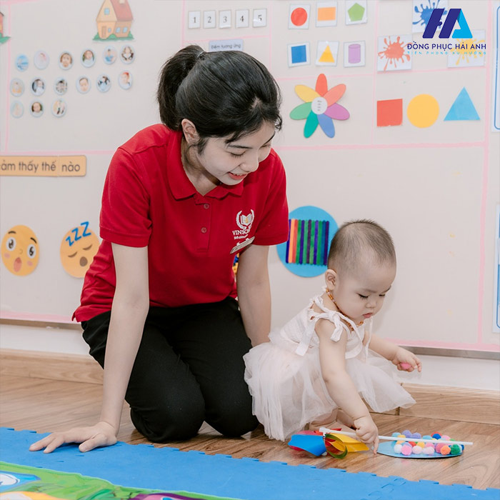 Trang phục giáo viên mầm non Vinschool áo thun polo đỏ nhã nhặn, lịch sự