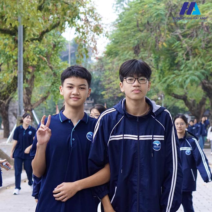 Mẫu áo sơ mi đồng phục chuyên ngoại ngữ giúp kéo gần học sinh lại với nhau hơn