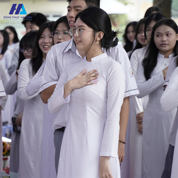 Mẫu áo dài đồng phục Hùng Vương thướt tha đẹp mắt được dùng trong các dịp quan trọng