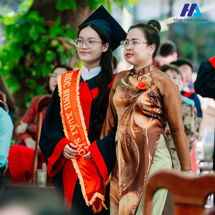 Áo tốt nghiệp đồng phục Nguyễn Công Trứ với thiết kế áo cử nhân thường thấy