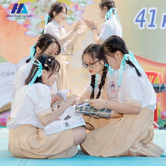 đồng phục trường Võ Trường Toản được đánh giá đầy thanh lịch và tươi trẻ