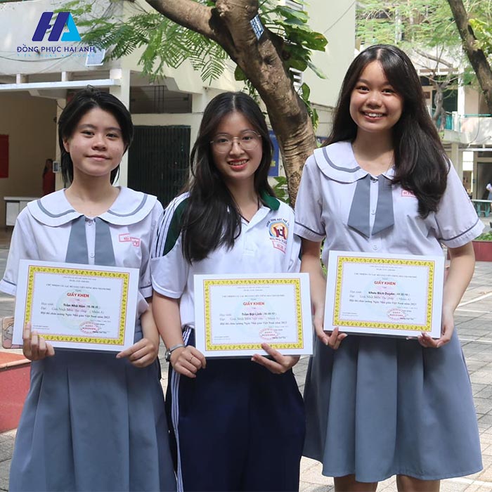 Đồng phục Hùng Vương áo sơ mi như là đặc trưng của đồng phục học sinh, đậm nét học trò Việt Nam