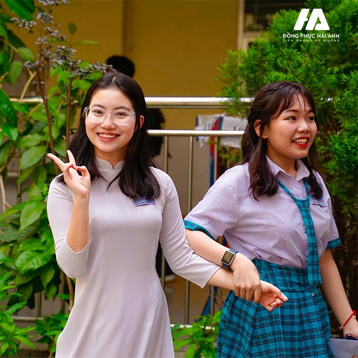 Áo dài đồng phục trường THPT Lê Trọng Tấn cùng màu trắng tinh khôi
