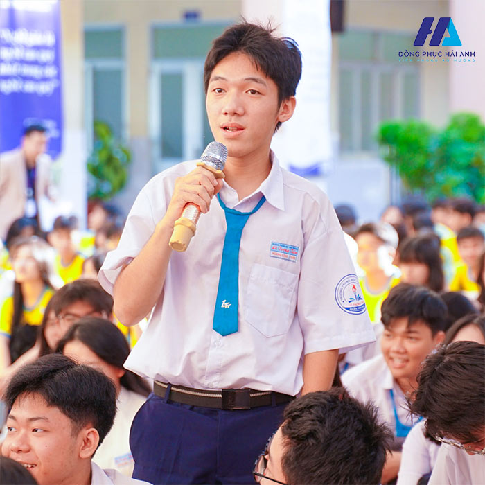 Áo sơ mi năm được kết hợp cùng quần tây và chiếc cà vạt màu xanh ngọc