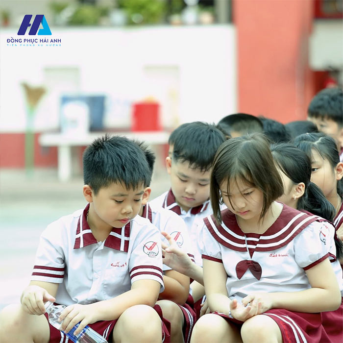bộ quần áo sơ mi đồng phục trường thiểu học Ngô Thời Nhiệm giúp các bé tự tin phát triển