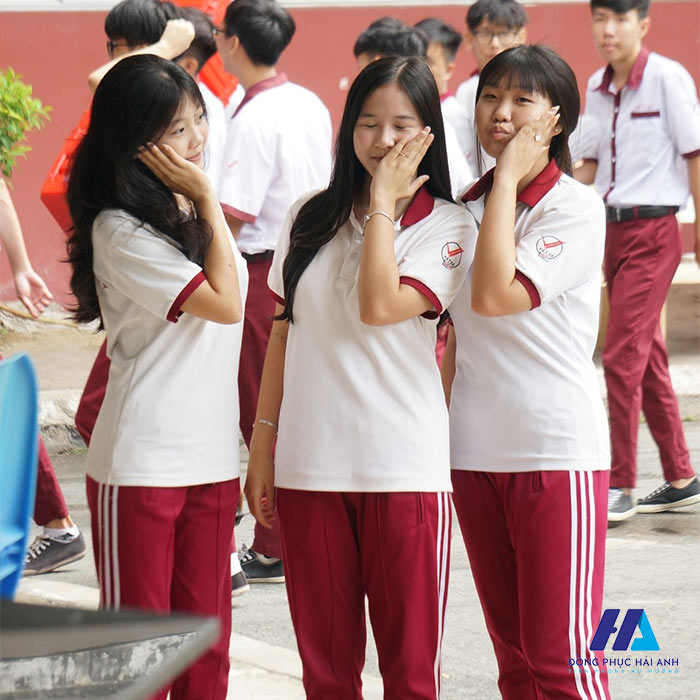 áo polo đồng phục thể dục Ngô Thời Nhiệm có kiểu dáng đơn giản giúp bảo vệ sức khỏe học sinh