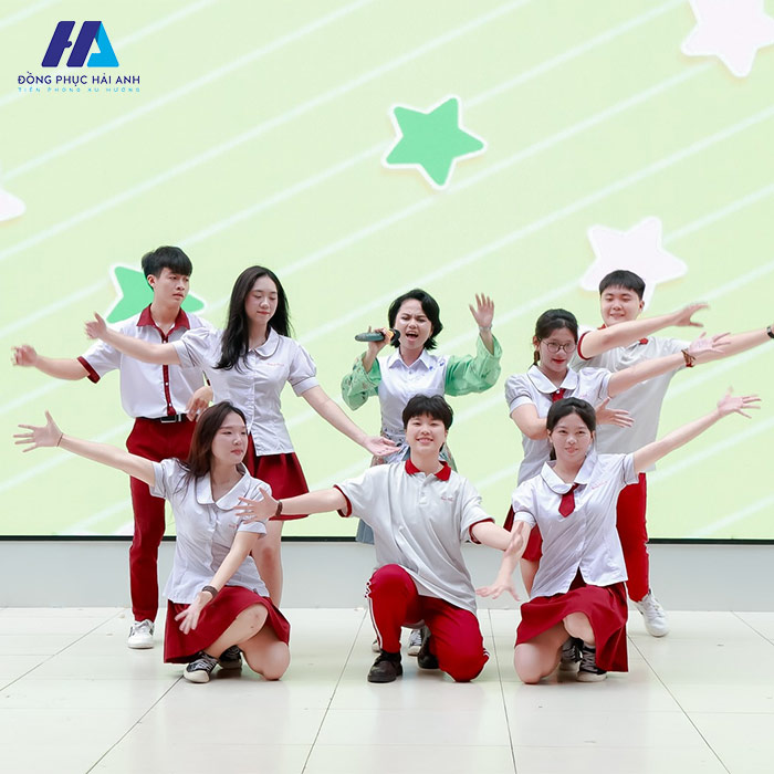 Đồng phục trường Ngô Thời Nhiệm với sắc đỏ đặc trưng của trường tư thục