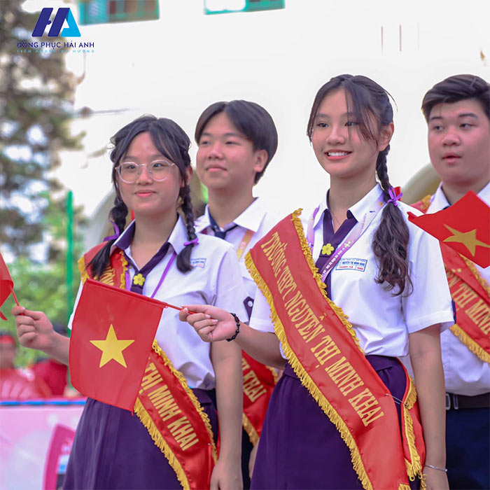 Áo polo đồng phục Trưng Vương có màu trắng làm tone màu chủ đạo, tạo điểm nhấn với các đường kẻ sọc