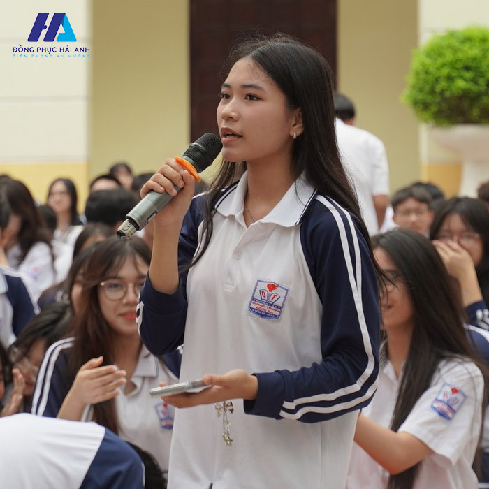 Đồng phục thể dục trường THPT Quang Trung Đống Đa với thiết kế quen thuộc