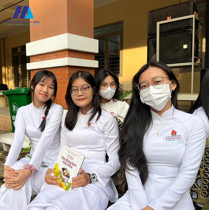 Đồng phục áo dài cho nữ là một trong những đặc trưng nổi bật của trường