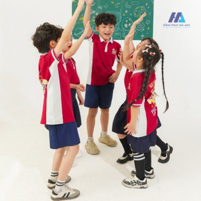 mẫu đồng phục mầm non áo Polo Phối 2 bên đỏ - đồng phục Hải Anh